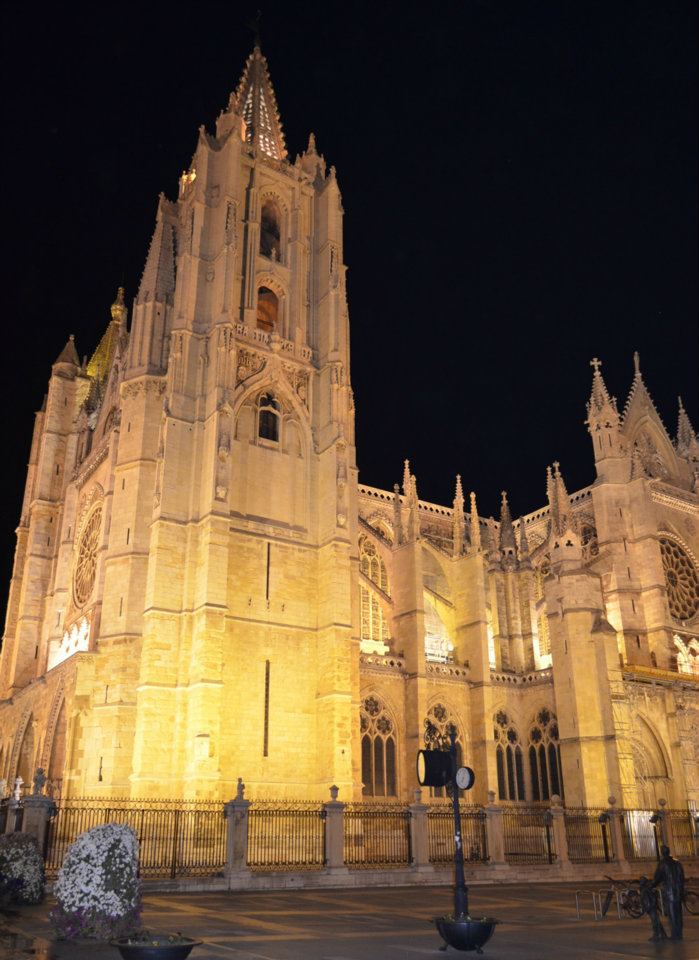 León Cathedral Santa María at night